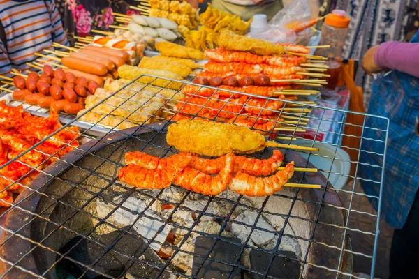 Close-up van gegrilde garnalen in de verpakking verkopen op de avondmarkt in Bangkok, Thailand — Stockfoto