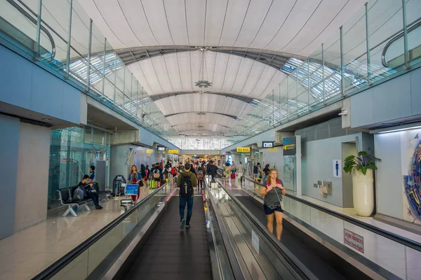 Bangkok, Thailand - 01. Februar 2018: Innenansicht von Unbekannten, die in der Ankunftshalle des internationalen Flughafens Don Mueang eine elektrische Flachtreppe betreten — Stockfoto