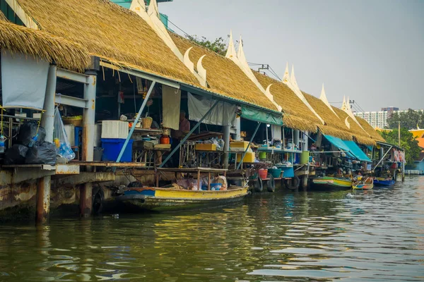 BANGKOK, TAILANDIA - 09 DE FEBRERO DE 2018: Vista al aire libre del mercado flotante y la gente local vendiendo en el barco de madera. Damnoen Saduak es el mercado flotante más popular de Tailandia — Foto de Stock