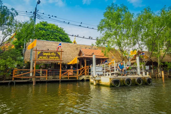 БАНГКОК, Таиланд - 09 февраля 2018 года: вид на плавучий рынок и местных жителей, продающих на деревянной лодке. Damnoen Saduak является самым популярным плавающим рынком в Таиланде — стоковое фото