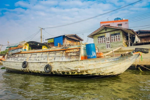 BANGKOK, THAILAND - FEVEREIRO 09, 2018: Vista ao ar livre de um barco enferrujado e velho à beira do rio no canal yai ou Khlong Bang Luang Atração Turística na Tailândia — Fotografia de Stock