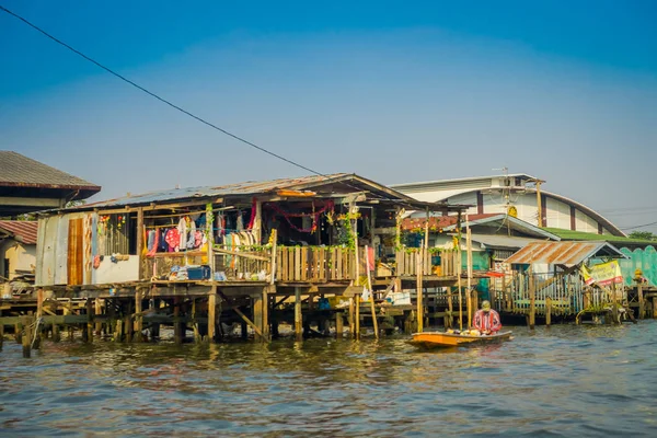 BANGKOK, TAILANDIA, 08 DE FEBRERO DE 2018: Vista al aire libre del hombre no identificado en un barco, mercado flotante en Tailandia — Foto de Stock