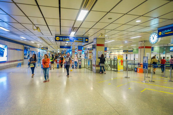 Бангкок, Таиланд, 08 февраля 2018 года: Неизвестные пассажиры, идущие внутрь поезда метро MRT в час пик, Транспорт Бангкока Массовый быстрый транзит
