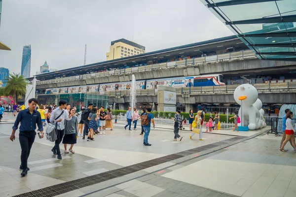 BANGKOK, TAILÂNDIA, FEVEREIRO 08, 2018: Turistas não identificados andando no enter do shopping Siam Paragon em Bangkok, é um dos maiores centros comerciais da Ásia, Bangkok — Fotografia de Stock