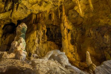 Güzel kapalı manzarasına eski mağara Khao khanabnam ili Krabi, Tayland