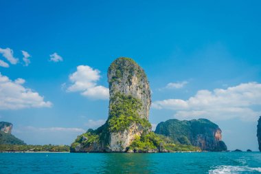 Phra nang adada bir güzel güneşli gün ve turkuaz su içinde deniz ortasında büyük Dağları'nın açık görünüm