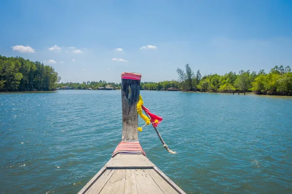 Vista ao ar livre do tradicional barco de cauda longa na água com um fundo de vegetação na cidade de Krabi, no sul da Tailândia — Fotografia de Stock