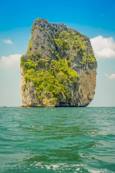 Outdoor view of Huge mountains in the middle of the sea on Poda island in a gorgeous sunny day and turquoise water — Stock Photo, Image