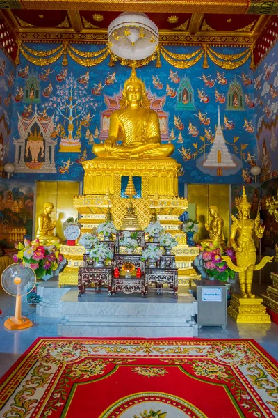 KRABI, THAILAND - FEVEREIRO 19, 2018: Bela vista interior da enorme estátua de ouro de Buda no templo, Tailândia — Fotografia de Stock