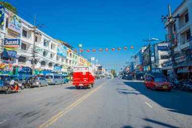 Krabi, Tayland - 19 Şubat 2018: Orta açık görünüm Krabi Town, bazı binalar bir taşıma dowtown içinde yer alan