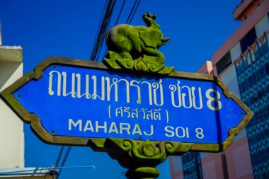 Krabi, Tayland - 19 Şubat 2018: Bir fil üzerinde merkezi Krabi Town, dowtown tabelaya işaretiyle indormative, açık görünüm