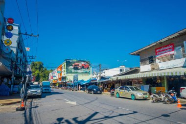 Krabi, Tayland - 19 Şubat 2018: Orta açık görünüm Krabi Town, bazı binalar bir taşıma dowtown içinde yer alan