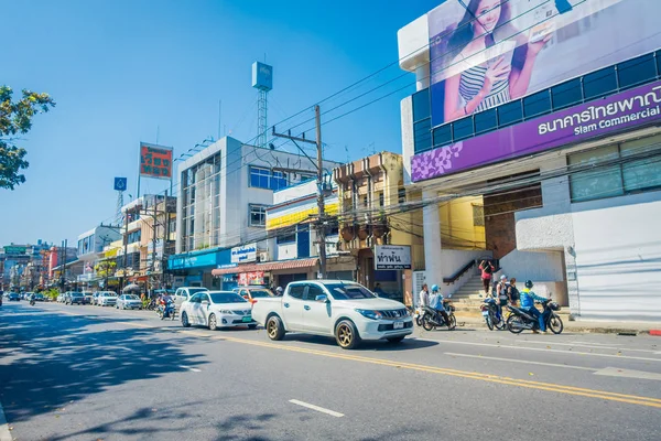 KRABI, THAILANDIA - 19 FEBBRAIO 2018: Vista esterna nel centro di Krabi, con alcuni edifici un trasporto situato in dowtown — Foto Stock