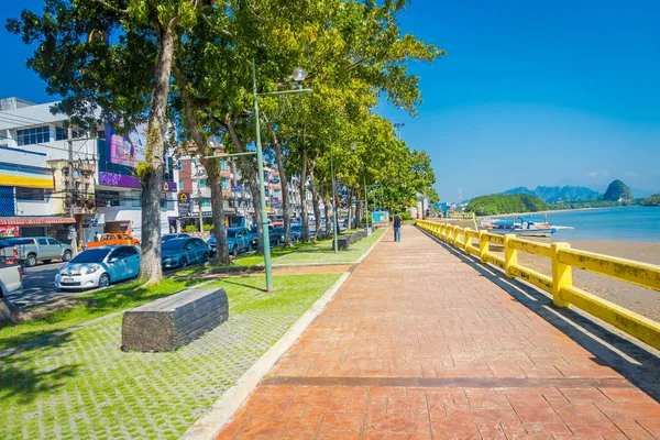 KRABI, THAÏLANDE - 19 FÉVRIER 2018 : Vue extérieure du sentier entre la route et la rivière dans la ville de Krabi, Thaïlande. Les gens locaux marchent souvent se détendre et faire de l'exercice le matin à Krabi — Photo