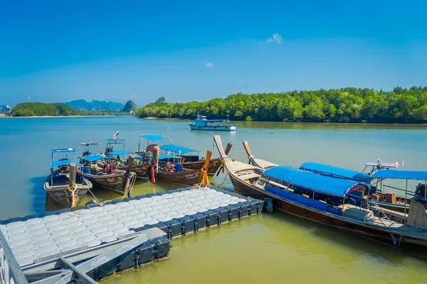 AO NANG, TAILANDIA - 05 DE MARZO DE 2018: Vista superior de los barcos largos tailandeses de pesca en la orilla de la isla de Po-da, provincia de Krabi, Mar de Andamán, sur de Tailandia —  Fotos de Stock