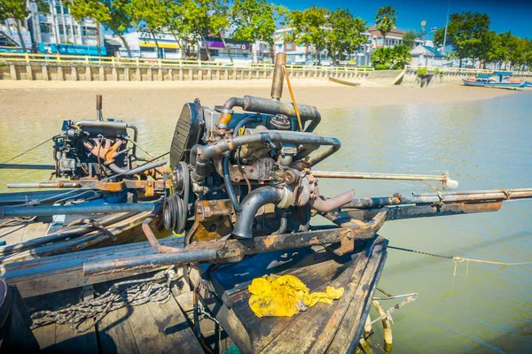 AO NANG, TAILANDIA - 09 DE FEBRERO DE 2018: Primer plano de los detalles del barco a motor sobre un barco de cola larga con un fondo natural borroso — Foto de Stock