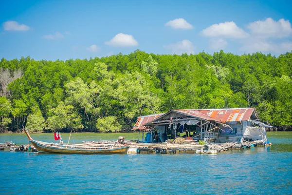 AO NANG, TAILANDIA - 19 DE FEBRERO DE 2018: Vista exterior de una casa muy antigua y dañada flotando en el río cerca de los manglares en la provincia de Krabi, al sur de Tailandia — Foto de Stock