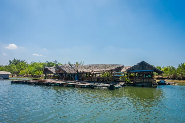 Ao Nang, Thailand - 19 februari 2018: Utomhus utsikt över traditionella thailändska skaldjursrestaurang på pålar över vattnet i Krabi, Thailad — Stockfoto