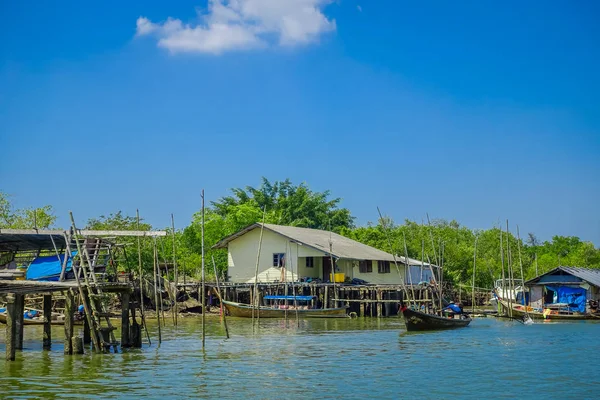 泰国奥南-2018年2月19日: 美丽的户外景观长尾渔船在河附近的一座老建筑物位于甲米省, 泰国南部的鱼养殖场 — 图库照片