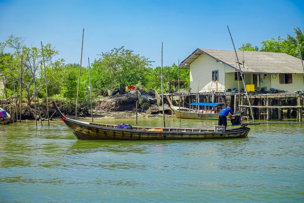 Ao nang, thailand - 19. Februar 2018: Blick auf Fischerboote mit langem Schwanz im Fluss in der Nähe eines alten Gebäudes im Fluss in Fischfarmen in der Provinz Krabi, südlich von Thailand — Stockfoto