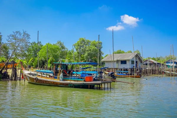 AO NANG, THAÏLANDE - 19 FÉVRIER 2018 : Vue extérieure de bateaux de pêche à longue queue dans la rivière à proximité d'anciens bâtiments situés dans la rivière dans des fermes piscicoles de la province de Krabi, au sud de la Thaïlande — Photo
