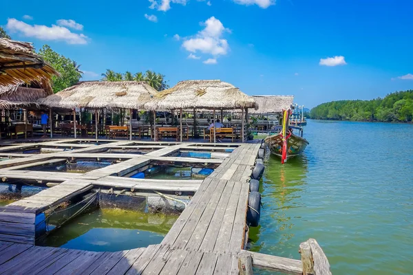 AO NANG, TAILANDIA - 19 DE FEBRERO DE 2018: Vista al aire libre de la granja pescado madera restaurante mar río Krabi Tailandia — Foto de Stock