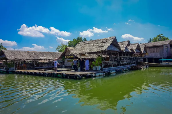 AO NANG, TAILANDIA - 19 DE FEBRERO DE 2018: Hermosa vista al aire libre del restaurante tradicional tailandés de mariscos sobre pilotes sobre el agua en Krabi, Tailandia — Foto de Stock