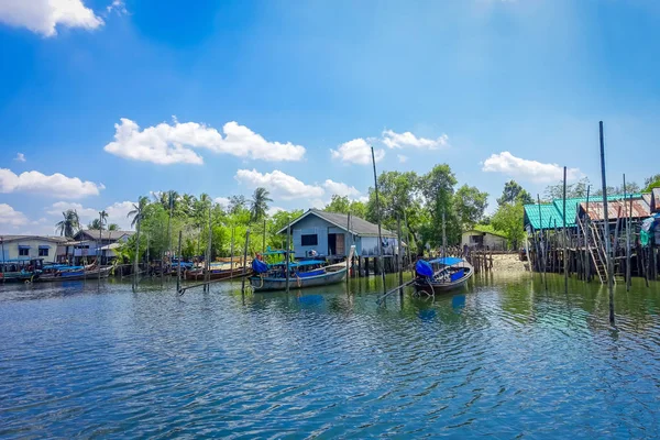 AO NANG, TAILANDIA - 19 DE FEBRERO DE 2018: Vista al aire libre de los barcos de pesca de cola larga en la frontera del río cerca de algunos edificios en granjas de peces en la provincia de Krabi, al sur de Tailandia — Foto de Stock