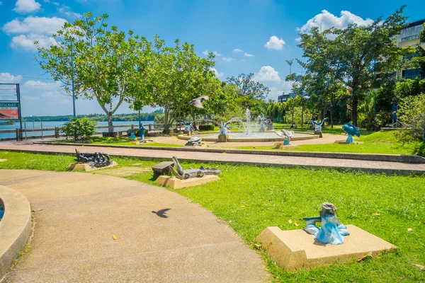 Krabi, Thaiföld - 2018. február 19.: Gyönyörű szabadtéri egy mesterséges tó és gyalogút, közel a folyóhoz, Krabi Town, helyi emberek séta pihenni és gyakorolni reggel Krabi Thaiföld — Stock Fotó