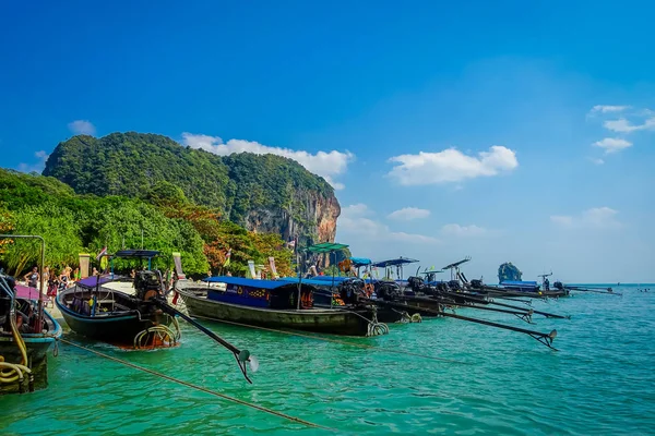 PHRA NANG, THAILAND - 09 февраля 2018 года: Длинная хвостовая лодка в Таиланде, стоящая на острове Пхра Нанг в великолепный солнечный день и бирюзовая вода — стоковое фото