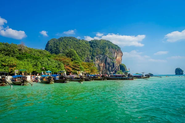 PHRA NANG, THAILAND - 09 ФЕВРАЛЯ 2018: Прекрасный открытый вид на длинные хвостовые лодки подряд в Таиланде, стоящие на острове Пхра Нанг в великолепный солнечный день и бирюзовую воду — стоковое фото