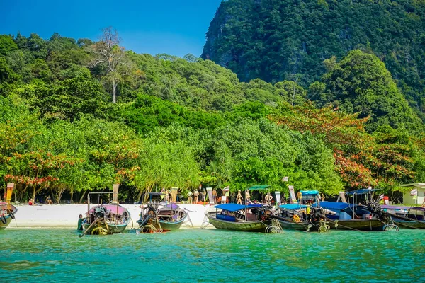 PHRA NANG, THAILANDIA - 09 FEBBRAIO 2018: Bella vista esterna di lunghe barche a coda di fila in Thailandia, in piedi sull'isola di Phra nang in una splendida giornata di sole e acqua turchese — Foto Stock