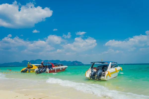 PODA, THAÏLANDE - 09 FÉVRIER 2018 : Vue extérieure des yatchs de luxe sur l'île de Poda par une magnifique journée ensoleillée et de l'eau turquoise — Photo