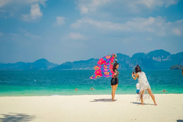 PODA, THAILAND - FEBRUARY 09, 2018: Outdoor view of unidentified women posing for a picture in Poda island in a gorgeous sunny day and turquoise water — Stock Photo, Image