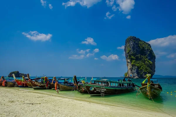 PODA, THAILAND - FEBRUARY 09, 2018: Beautiful outdoor view of long tail boats in a row at shore on Poda island in a gorgeous sunny day and turquoise water — Stock Photo, Image