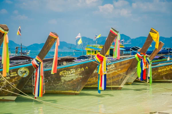 PODA, THAILAND - 09 февраля 2018 года: вид на море длинных хвостовых лодок подряд на берегу острова Пода в великолепный солнечный день и бирюзовую воду — стоковое фото