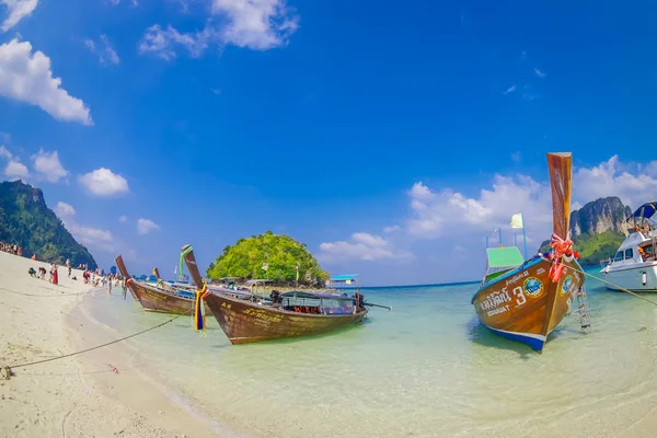 TUP, THAILAND - FEVEREIRO 09, 2018: Vista ao ar livre de barcos de cauda longa em uma costa na ilha Tup em um lindo dia ensolarado e água azul-turquesa — Fotografia de Stock