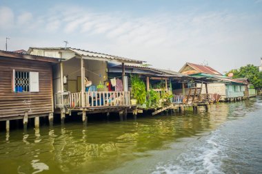Zavallı ev Chao Phraya Nehri üzerinde yüzer. Tayland, Bangkok