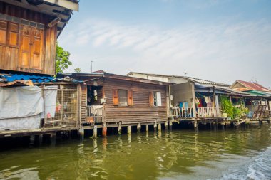 Zavallı ev Chao Phraya Nehri üzerinde yüzer. Tayland, Bangkok