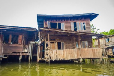 Zavallı ev Chao Phraya Nehri üzerinde yüzer. Tayland, Bangkok