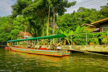 Bangkok, Tayland - 09 Şubat 2018: Uzun kuyruk tekne Bangkok yai kanal veya Khlong Bang Luang turistik Tayland, açık görünümü