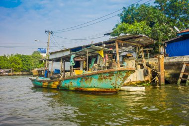 Bangkok, Tayland - 09 Şubat 2018: Riverside adlı yai kanal veya Khlong Bang Luang turistik Tayland, eski ve paslı bir teknenin açık görünüm