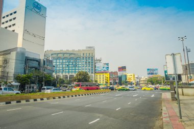 Bangkok, Tayland, 08 Şubat 2018: Güzel açık görünüm Bangkok karayolu trafik cityscape, Bangkok sokaklarında ile yolda