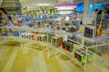 Bangkok, Tayland, 02 Şubat 2018: Siam Paragon alışveriş Bangkok Tayland içinde kimliği belirsiz kişi kapalı görünüm