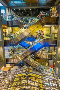 Bangkok, Tayland, 02 Şubat 2018: Siam Paragon alışveriş Bangkok Tayland içinde elektrikli bir merdiven kimliği belirsiz kişilerin açık görünüm