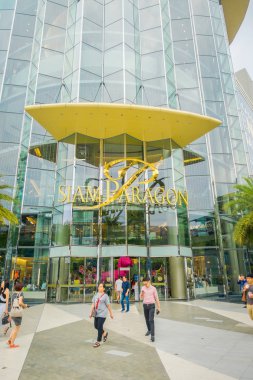 Bangkok, Tayland, 02 Şubat 2018: Açık görünüm kimliği belirsiz kişi Siam Paragon alışveriş alışveriş merkezinin Bangkok'da girin, yürüyüş, Asya, Bangkok en büyük alışveriş merkezlerinden biri olan