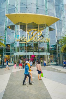 Bangkok, Tayland, 08 Şubat 2018: tanımlanamayan turist Siam Paragon alışveriş alışveriş merkezinin Bangkok'da girin, yürüyüş, Asya, Bangkok en büyük alışveriş merkezlerinden biri olan