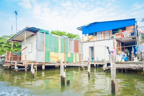 A Chao Phraya folyón lebegő szegény ház szabadtéri kilátás. Thaiföld, Bangkok — Stock Fotó