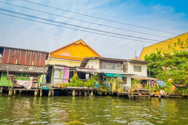 Vista al aire libre de la casa flotante de madera pobre situada en el río Chao Phraya. Tailandia, Bangkok — Foto de Stock