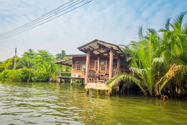 Vista al aire libre de la casa flotante de madera pobre situada en el río Chao Phraya. Tailandia, Bangkok — Foto de Stock